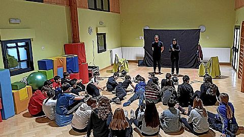 Zangozako ikasleak oholtzara salto