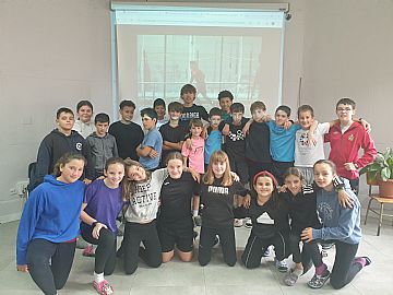 Oihan Obregozo, ikastolako ikasle eta futbolari ohia