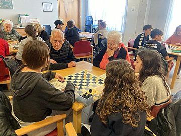 Gazteek adinekoekin jolas dezaten, zubiak sortuz