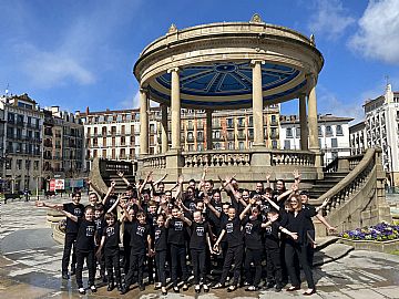 Gure ikastola, kantu eta dantza eraikitzen