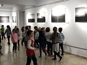 Ikastolako areto nagusia arte erakusgela bihurtuta