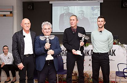 NIE Saria 2025 Bernardo Atxaga eta Jabier Muguruzarentzat