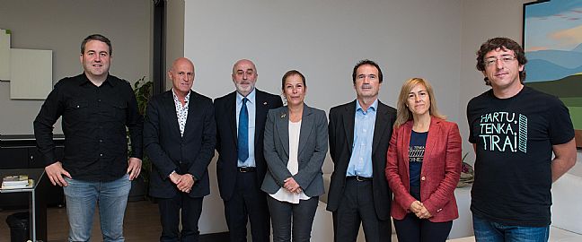 Barkos Lehendakaria eta Mendoza kontseilaria Nafarroa Oinezko antolatzaileekin bildu dira