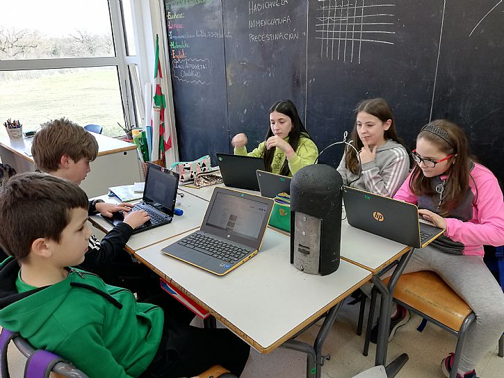 Oinez Basoa proiektua, ikastolan