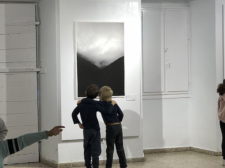 Ikastolako areto nagusia arte erakusgela bihurtuta