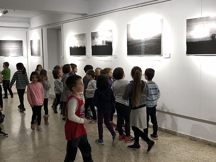 Ikastolako areto nagusia arte erakusgela bihurtuta