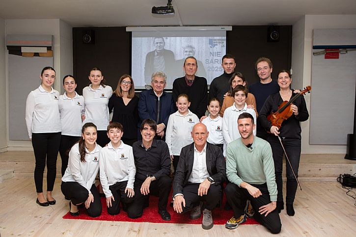 NIE Saria 2025 Bernardo Atxaga eta Jabier Muguruzarentzat