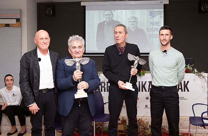 NIE Saria 2025 Bernardo Atxaga eta Jabier Muguruzarentzat